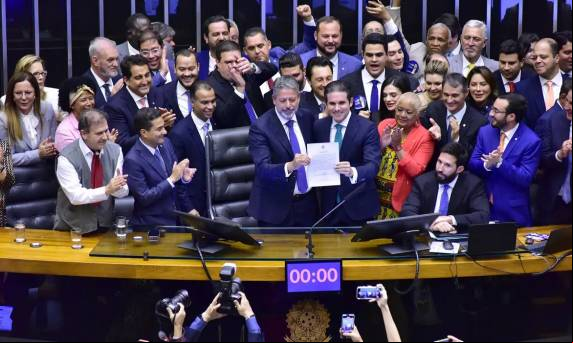 Apoiado por ampla bancada partidária, deputado teve 444 votos