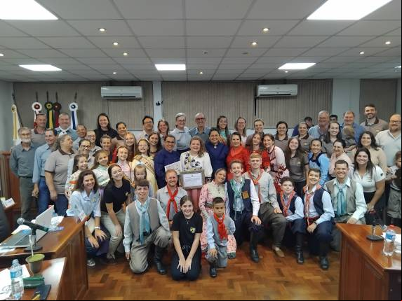Instrutora de danças tradicionalistas gaúchas do CTG Tropeiros do Buricá, Gianna Kettner de Carvalho, 44 anos, recebe Moção em Homenagem dos vereadores