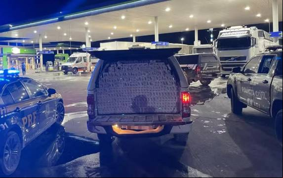 O motorista, um homem de 20 anos que não teve sua identidade divulgada, foi preso em flagrante, e o veículo e a carga foram encaminhados para a Polícia Judiciária