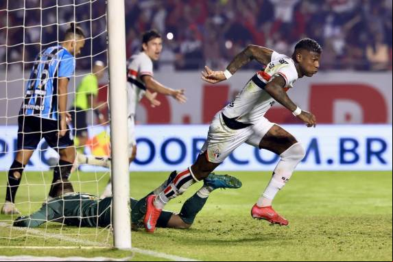Tricolor gaúcho abriu o placar com Aravena, mas foi derrotado com gols de Arboleda e André Silva