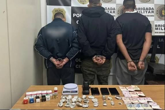 Dois homens foram presos em flagrante por tráfico de drogas e um terceiro por posse de entorpecentes. Itens também foram apreendidos