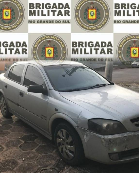 A ação ocorreu após a abordagem de um veículo Astra, onde foram encontrados bilhetes de raspadinha, dinheiro em espécie e aparelhos celulares durante a revista.