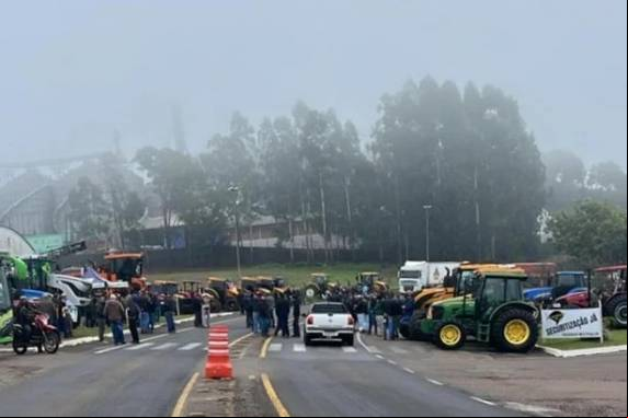 Mobilização reúne produtores de cidades da região, como Tenente Portela, Palmitinho, Caiçara e Seberi. Trânsito é liberado a cada 30min