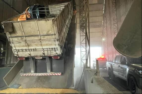 Veículo, que viria do Paraguai, seguia rumo a o Fundo e foi interceptado pela polícia. Comboio ainda tinha van e carro. Cinco suspeitos foram presos