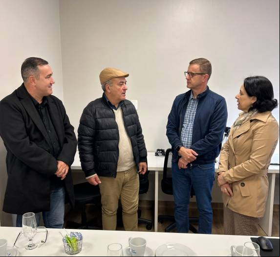 O parlamentar foi recebido pelo presidente do Hospital, Sidnei Strejevitch; pela diretora-geral Vanderli de Barros; pelo responsável do Núcleo Interno de Regulação, pelo enfermeiro Silvano Cervo e pela assessora de projetos Luciene Schroder.