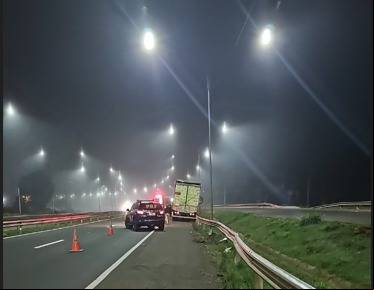 O impacto causou a quebra do para-brisa e feriu gravemente o motorista, um homem de 48 anos.