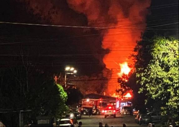 O incêndio foi registrado por volta das 19h00 na Rua Marquês do Herval, Bairro Centro/Sul